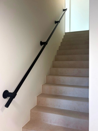 Steigerbuis trapleuning doorlopend zwart met 3 dragers uit buis 42 mm